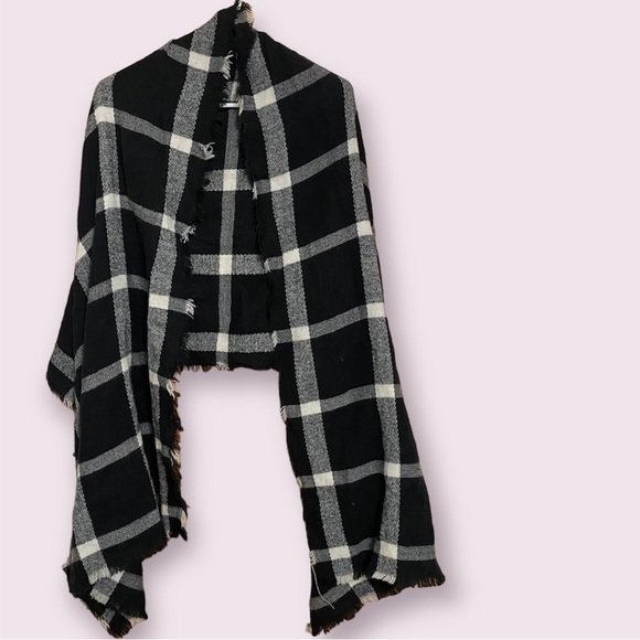 Black/White Plaid Scarf, Fringe - Picture 3 of 3
